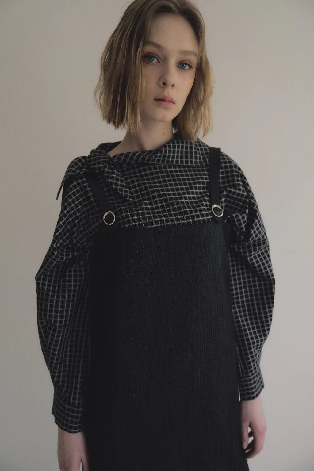 模特兒穿著光澤牛仔細肩帶洋裝，日本光澤牛仔面料搭配小牛皮細肩帶，後開衩與 H Line 剪裁，展現優雅又率性的造型。