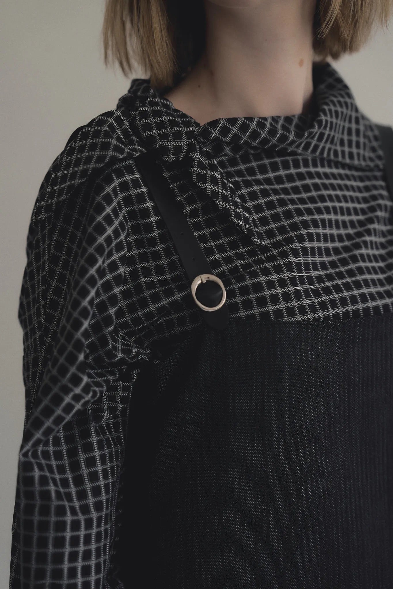 模特兒穿著光澤牛仔細肩帶洋裝，日本光澤牛仔面料搭配小牛皮細肩帶，後開衩與 H Line 剪裁，展現優雅又率性的造型。