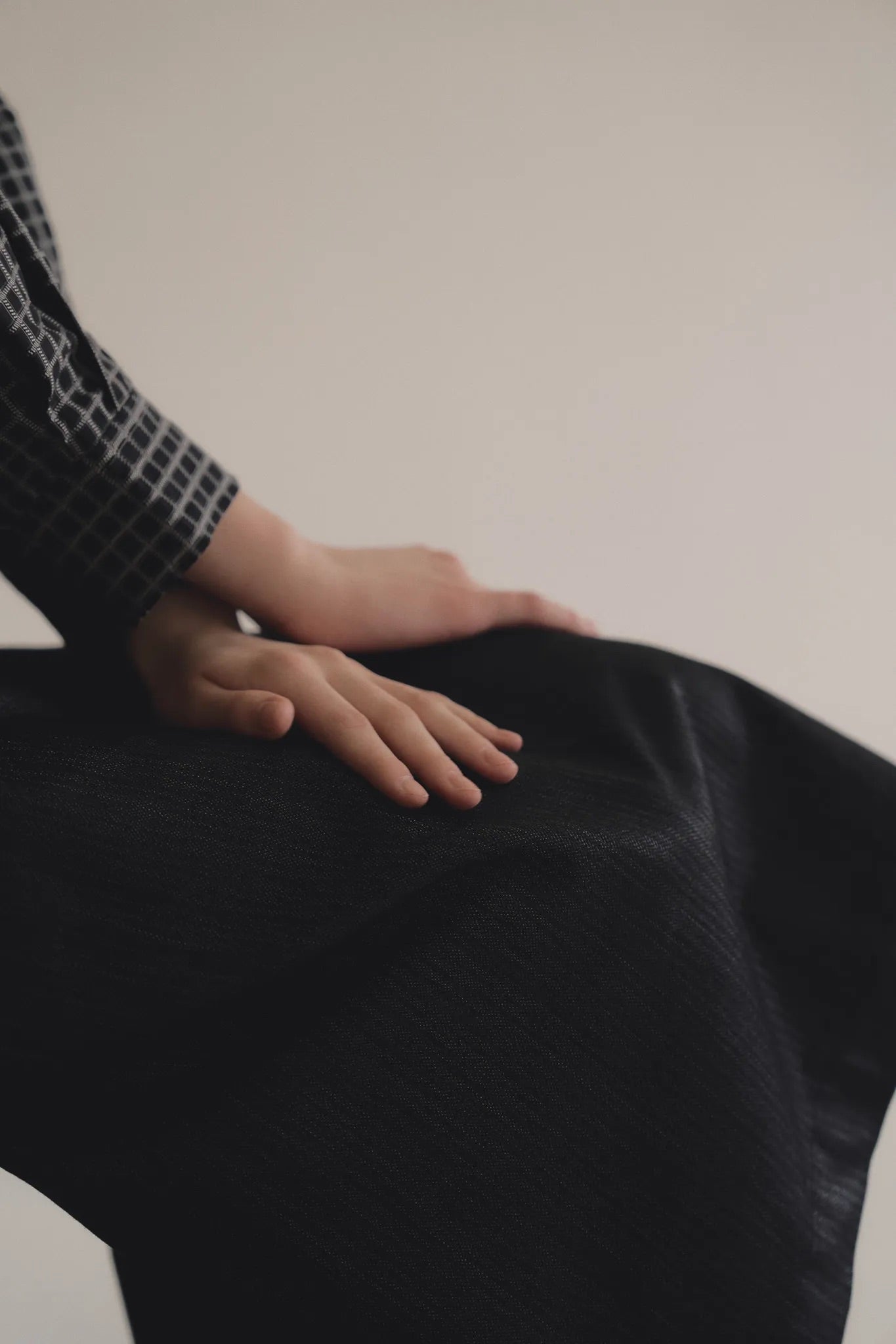 模特兒穿著光澤牛仔細肩帶洋裝，日本光澤牛仔面料搭配小牛皮細肩帶，後開衩與 H Line 剪裁，展現優雅又率性的造型。