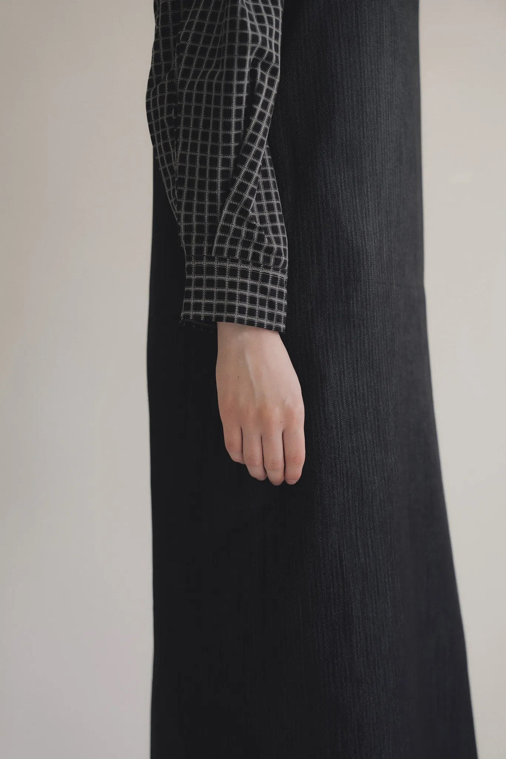 模特兒穿著光澤牛仔細肩帶洋裝，日本光澤牛仔面料搭配小牛皮細肩帶，後開衩與 H Line 剪裁，展現優雅又率性的造型。