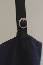 深藍肩帶雙口袋廓形洋裝，小牛皮肩帶。