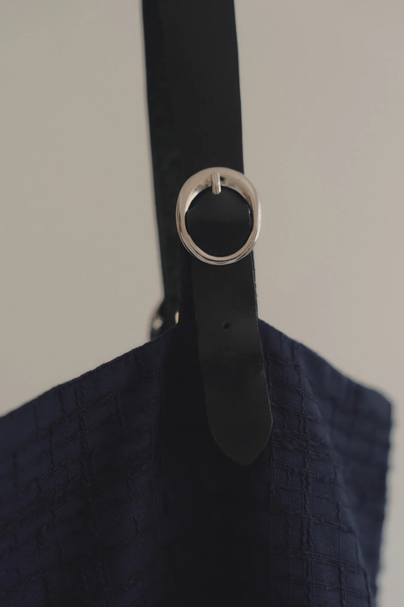 深藍肩帶雙口袋廓形洋裝，小牛皮肩帶。