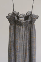 日本格紋紗紗口袋洋裝，全手工縫製可調肩帶與側開口袋，展現隨性優雅格紋穿搭。