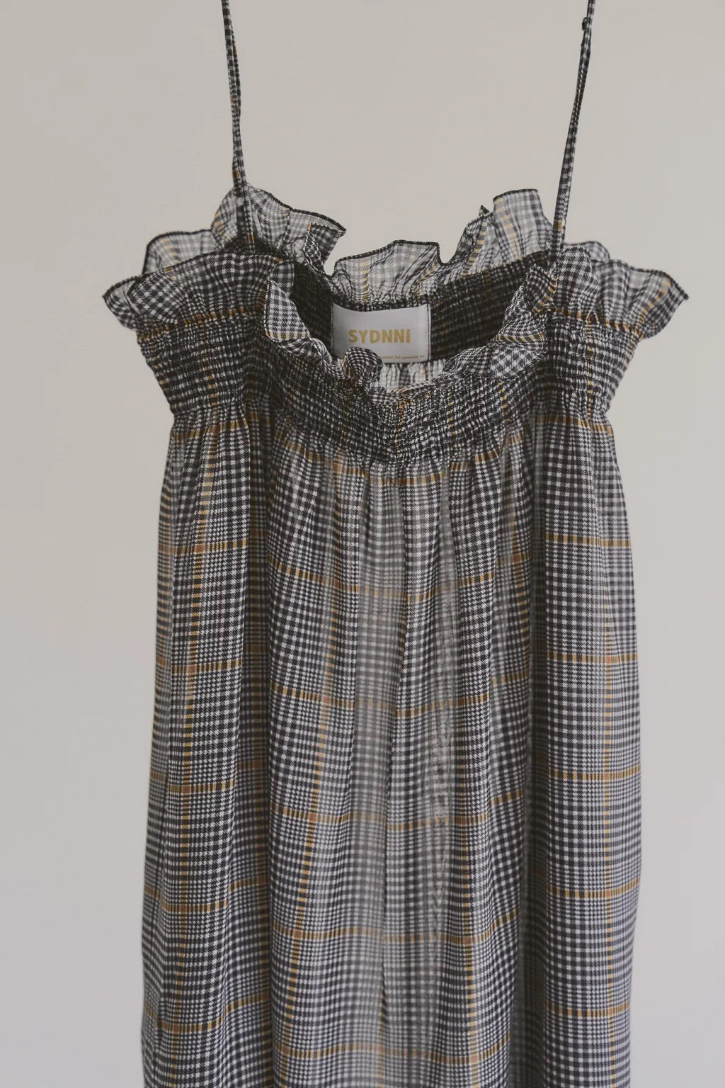 日本格紋紗紗口袋洋裝，全手工縫製可調肩帶與側開口袋，展現隨性優雅格紋穿搭。