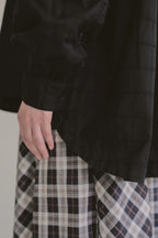 模特兒穿著黑色罌粟領設計襯衫，日本純棉親膚透氣，花瓣領口展現優雅叛逆的詩意造型。