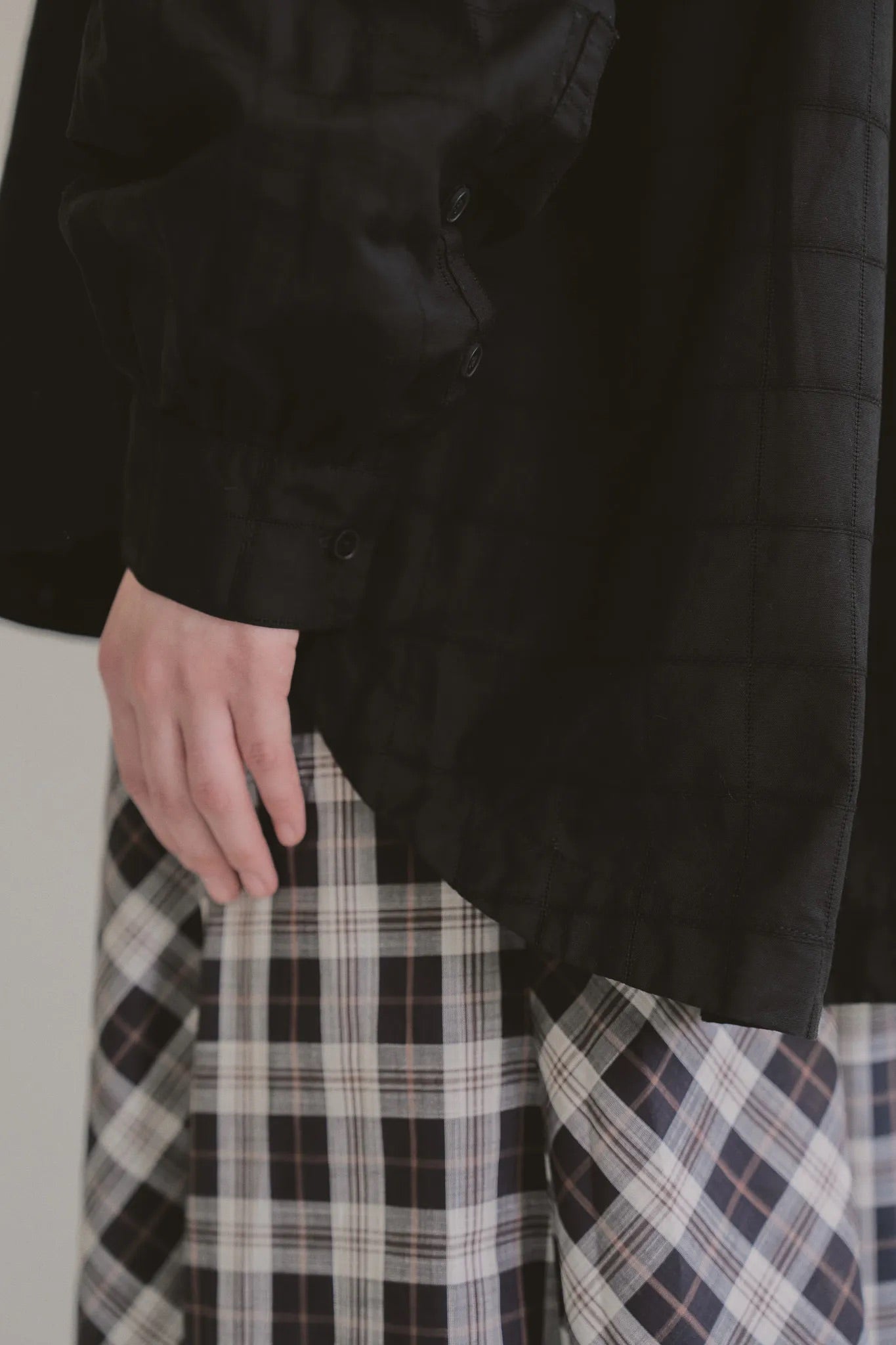 模特兒穿著黑色罌粟領設計襯衫，日本純棉親膚透氣，花瓣領口展現優雅叛逆的詩意造型。