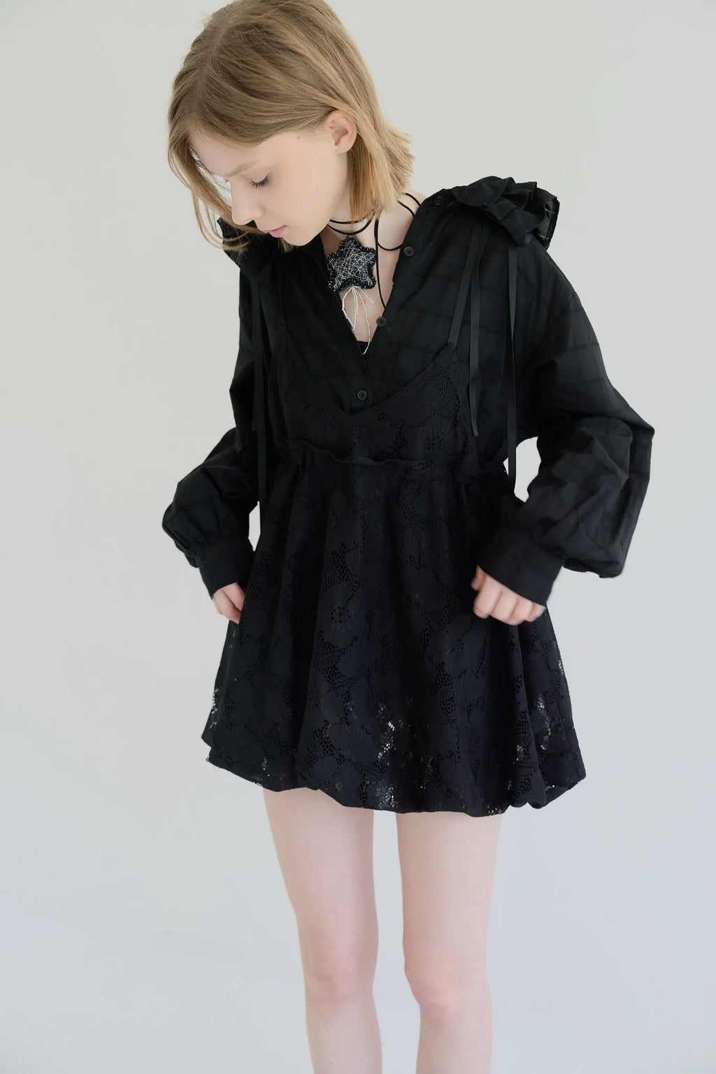 模特兒穿著黑色罌粟領設計襯衫，日本純棉親膚透氣，花瓣領口展現優雅叛逆的詩意造型。