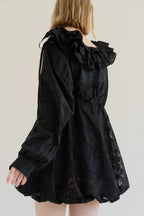 模特兒穿著黑色罌粟領設計襯衫，日本純棉親膚透氣，花瓣領口展現優雅叛逆的詩意造型。