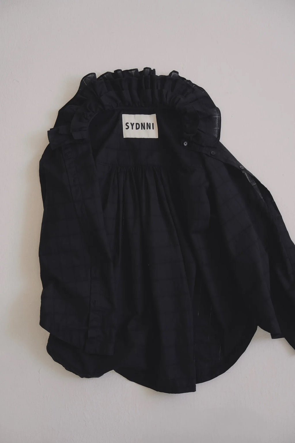 黑色罌粟領設計襯衫，日本純棉親膚透氣，花瓣領口展現優雅叛逆的詩意造型。