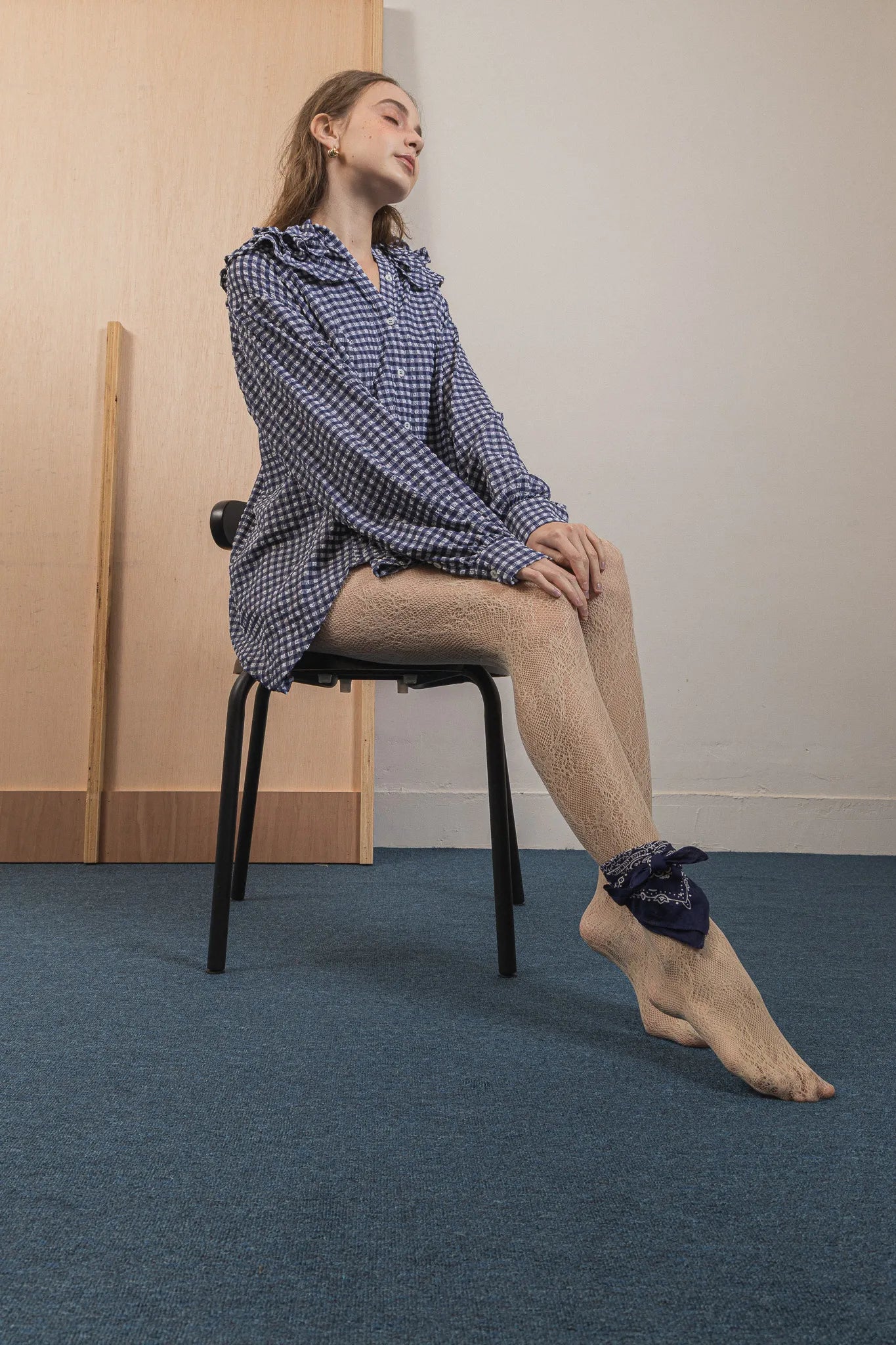 模特兒穿著天空格紋罌粟領襯衫，獨特觸感面料與花瓣領設計展現優雅叛逆的輕鬆浪漫造型。