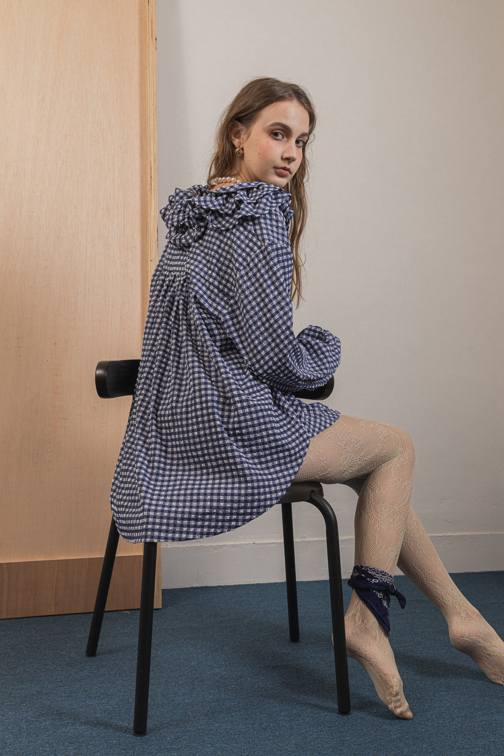 模特兒穿著天空格紋罌粟領襯衫，獨特觸感面料與花瓣領設計展現優雅叛逆的輕鬆浪漫造型。
