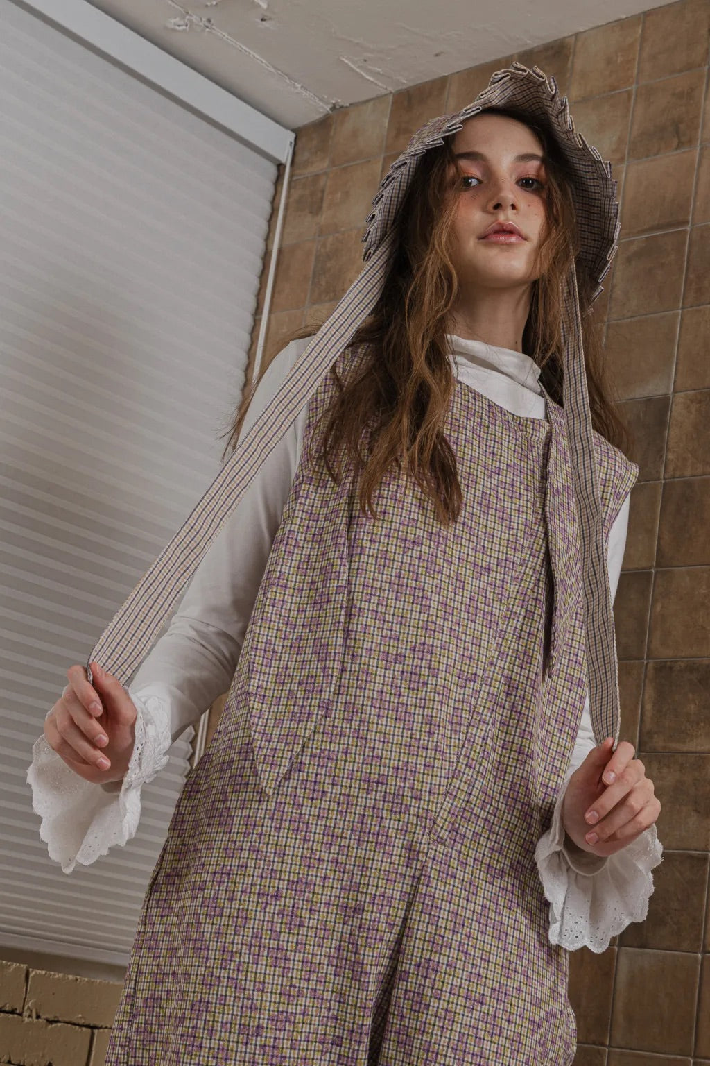 雙面印花手工百褶漁夫帽，帽簷百褶細節與可調綁帶，展現創意多變帽子造型。