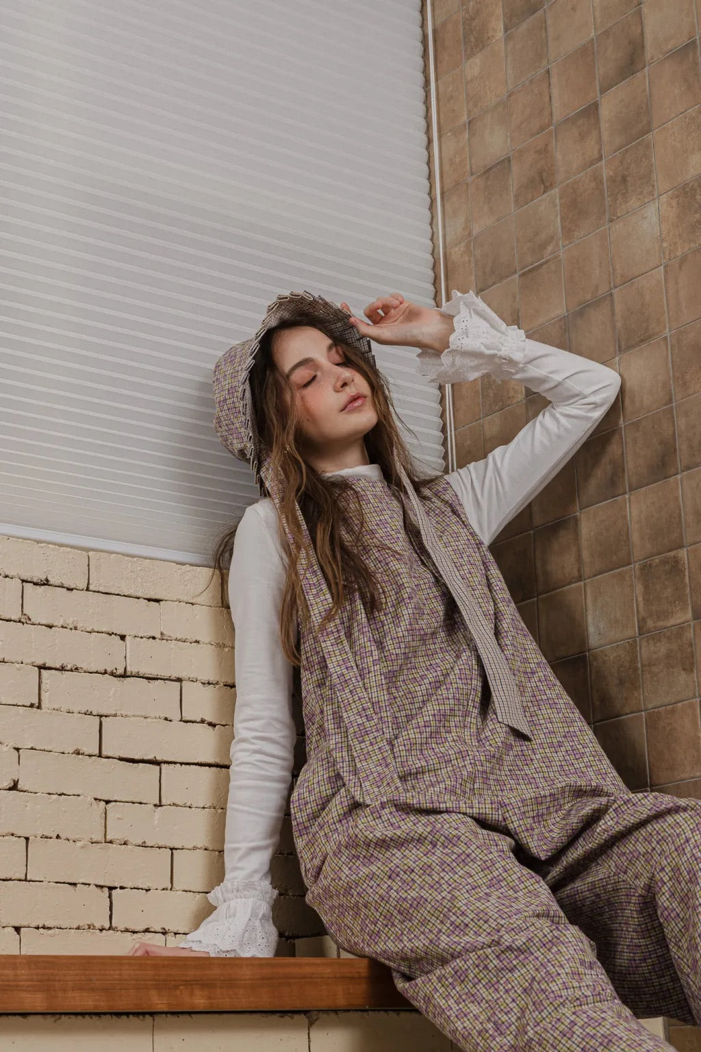 雙面印花手工百褶漁夫帽，帽簷百褶細節與可調綁帶，展現創意多變帽子造型。