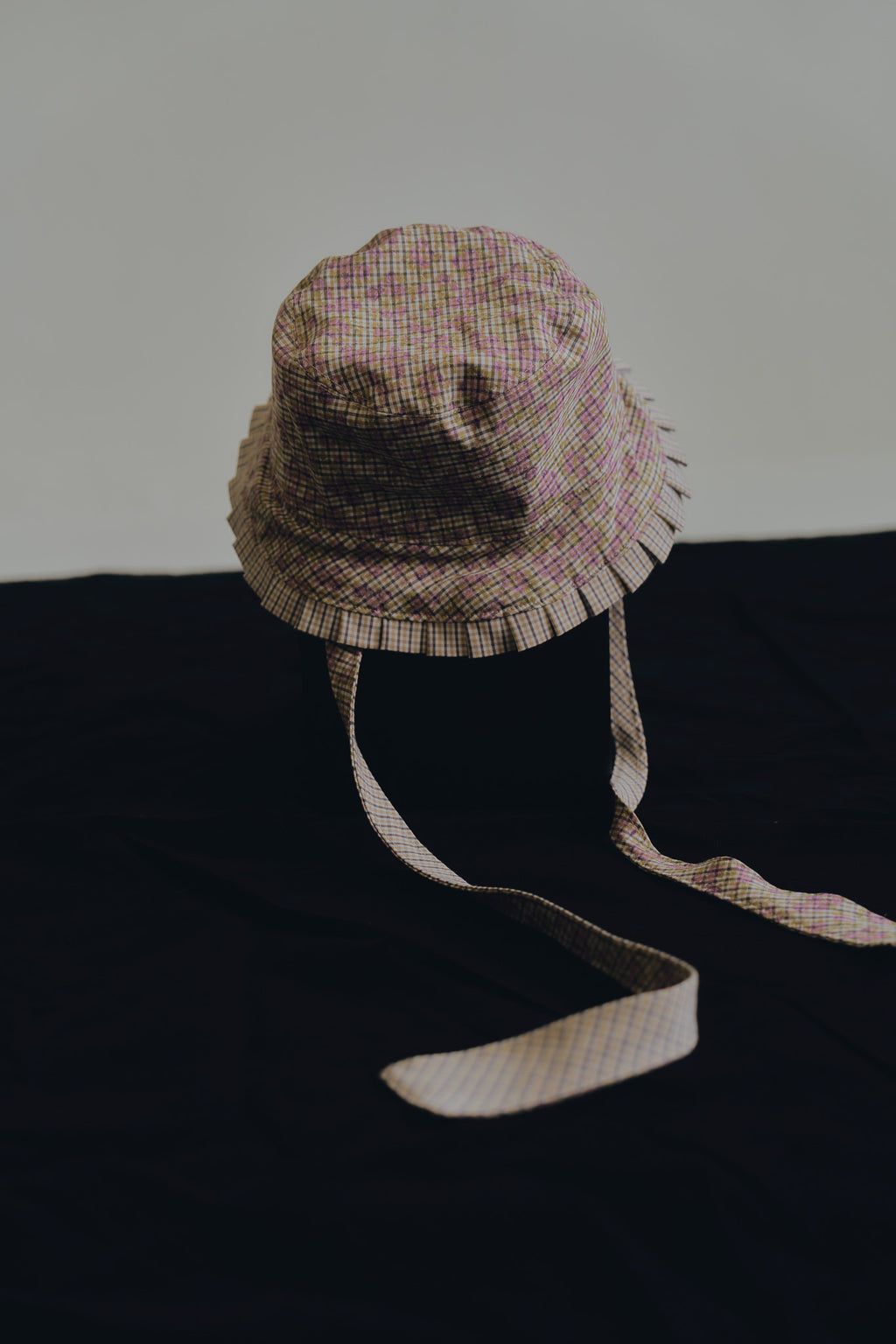 雙面印花手工百褶漁夫帽，帽簷百褶細節與可調綁帶，展現創意多變帽子造型。