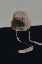 雙面印花手工百褶漁夫帽，帽簷百褶細節與可調綁帶，展現創意多變帽子造型。