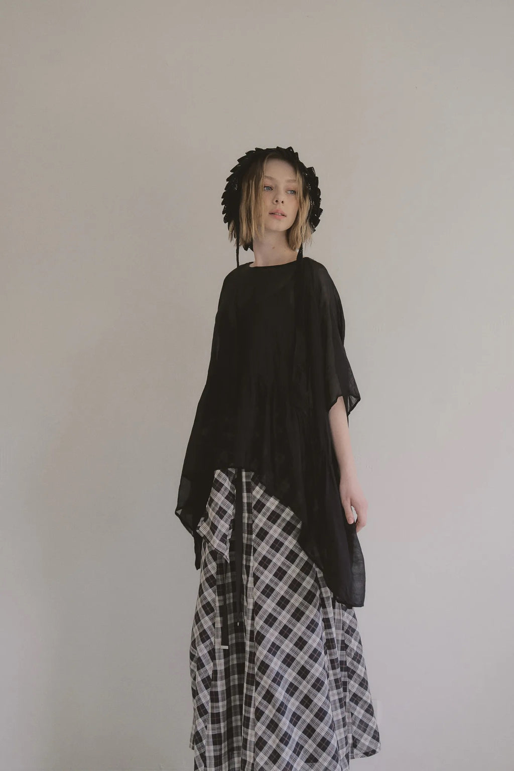 日本薔薇嫘縈花苞後綁帶上衣，透膚涼爽兩側口袋浪漫廓形。 