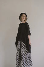 日本薔薇嫘縈花苞後綁帶上衣，透膚涼爽兩側口袋浪漫廓形。 