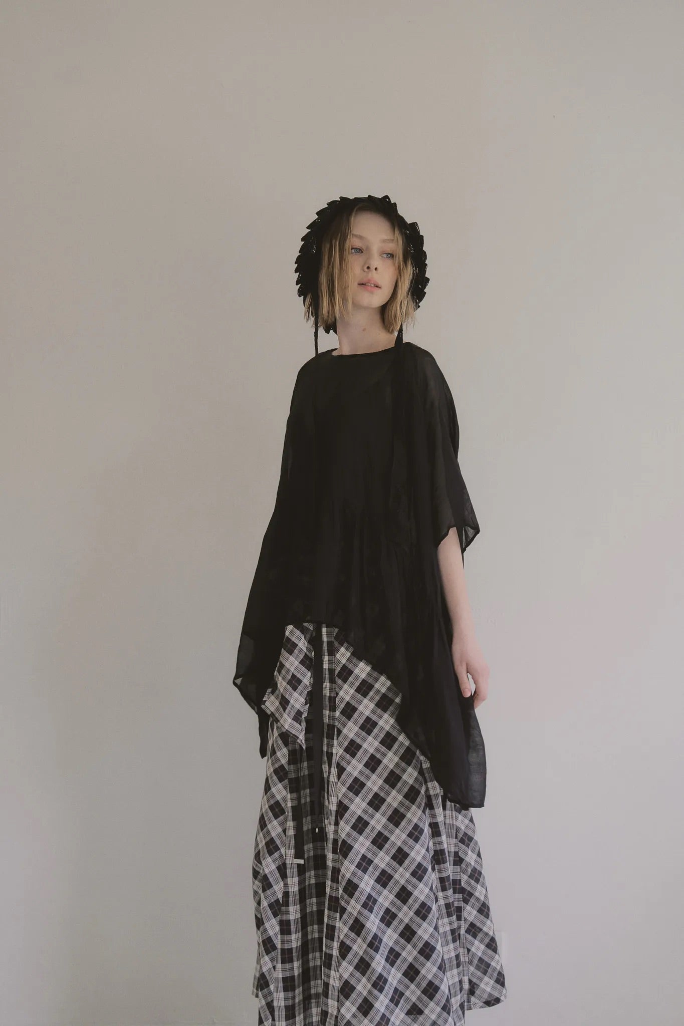 日本薔薇嫘縈花苞後綁帶上衣，透膚涼爽兩側口袋浪漫廓形。 