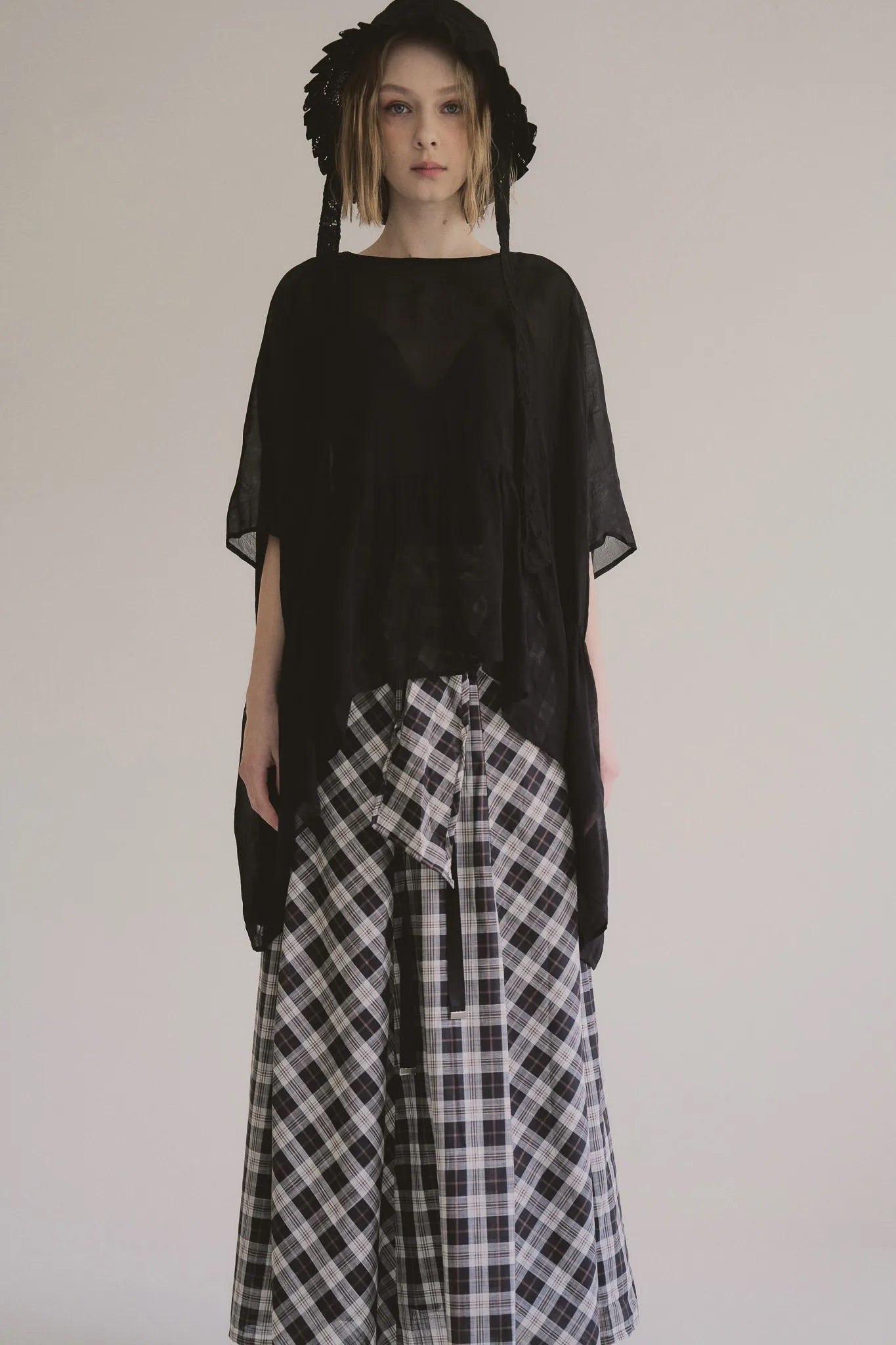 日本薔薇嫘縈花苞後綁帶上衣，透膚涼爽兩側口袋浪漫廓形。 