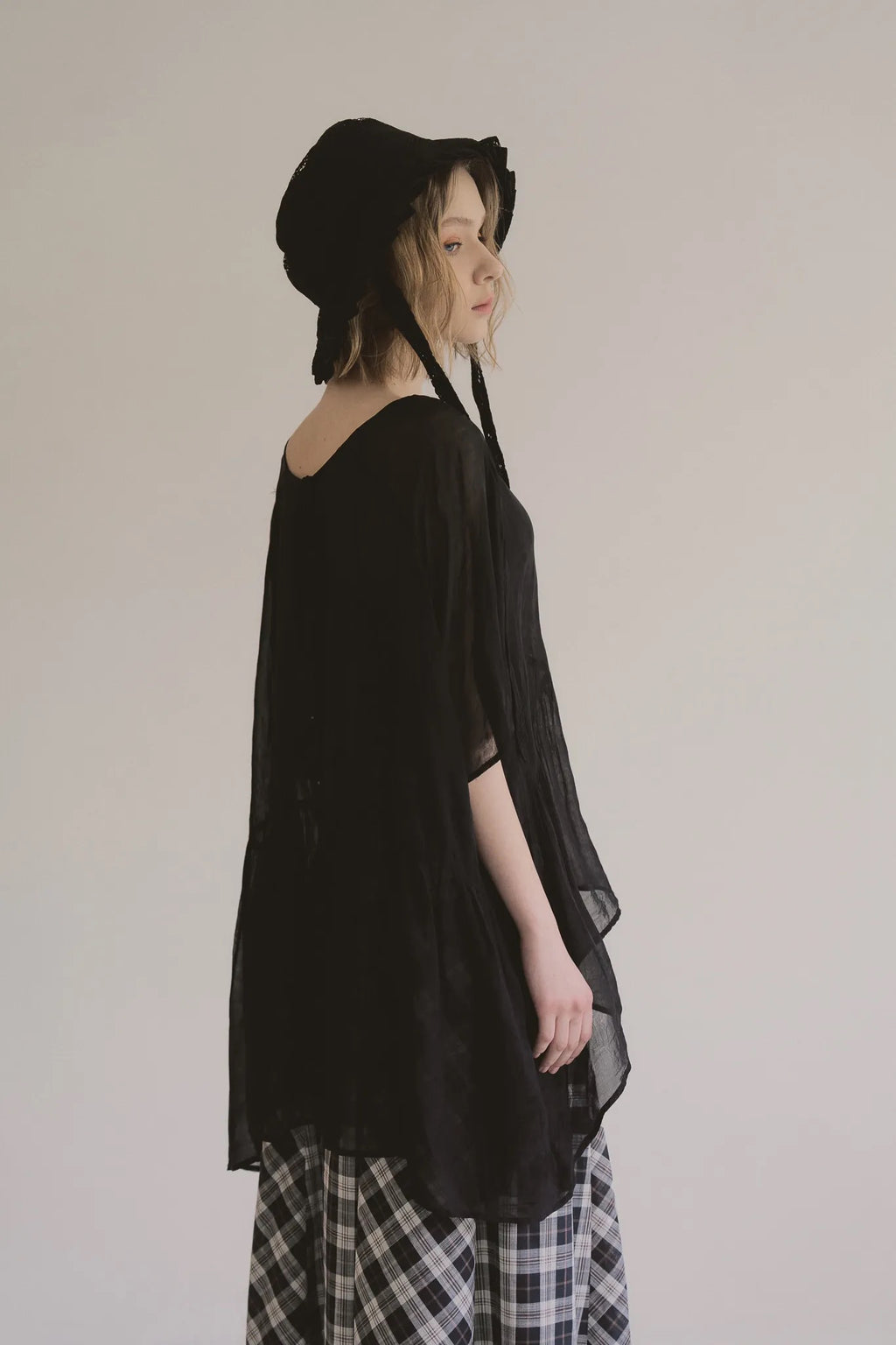 日本薔薇嫘縈花苞後綁帶上衣，透膚涼爽兩側口袋浪漫廓形。 