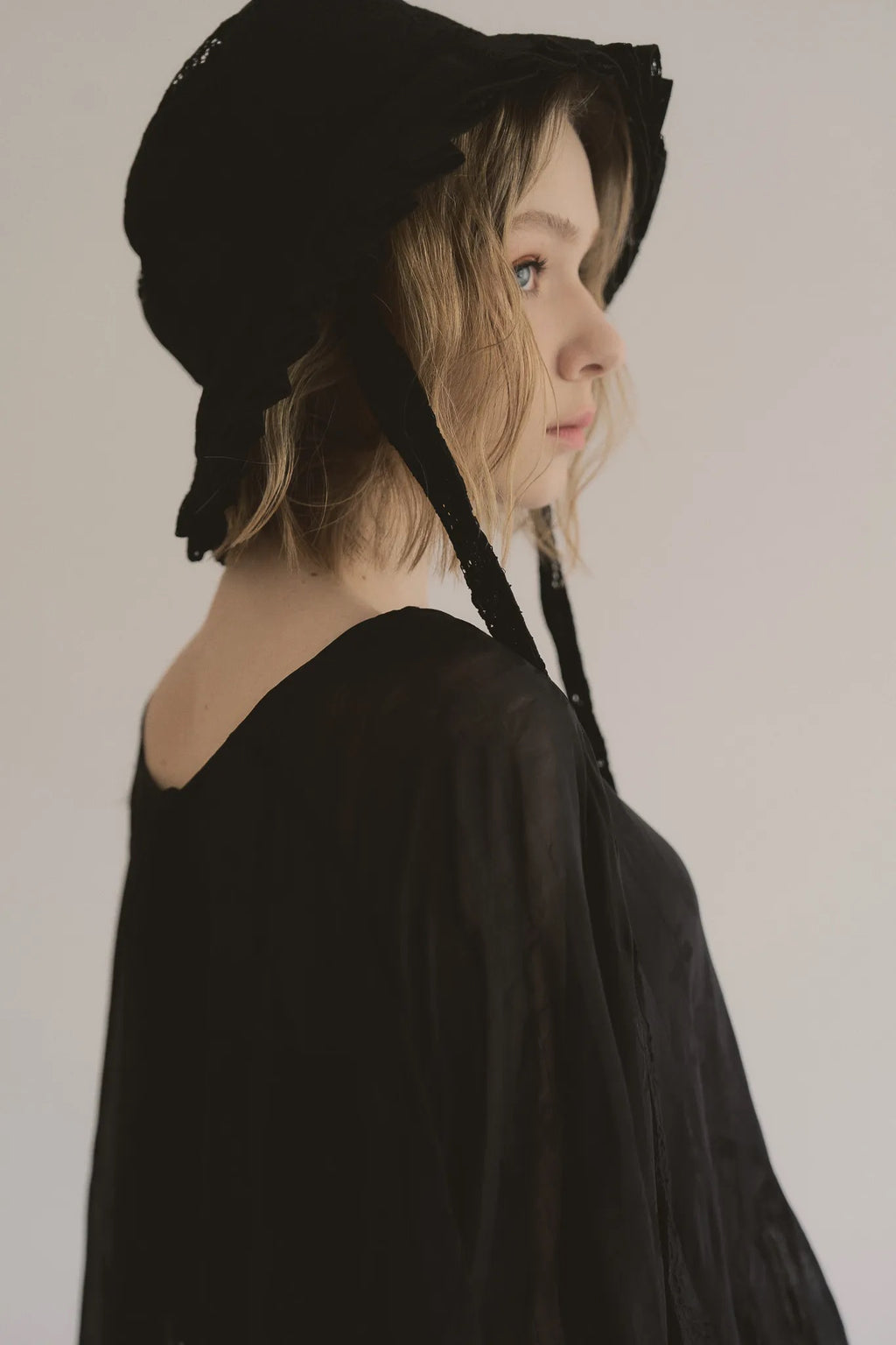 日本薔薇嫘縈花苞後綁帶上衣，透膚涼爽兩側口袋浪漫廓形。 