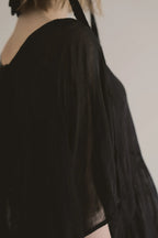 日本薔薇嫘縈花苞後綁帶上衣，透膚涼爽兩側口袋浪漫廓形。 