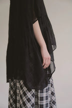 日本薔薇嫘縈花苞後綁帶上衣，透膚涼爽兩側口袋浪漫廓形。 