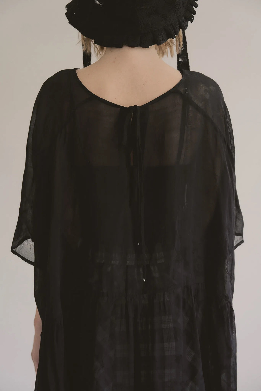 日本薔薇嫘縈花苞後綁帶上衣，透膚涼爽兩側口袋浪漫廓形。 