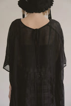 日本薔薇嫘縈花苞後綁帶上衣，透膚涼爽兩側口袋浪漫廓形。 