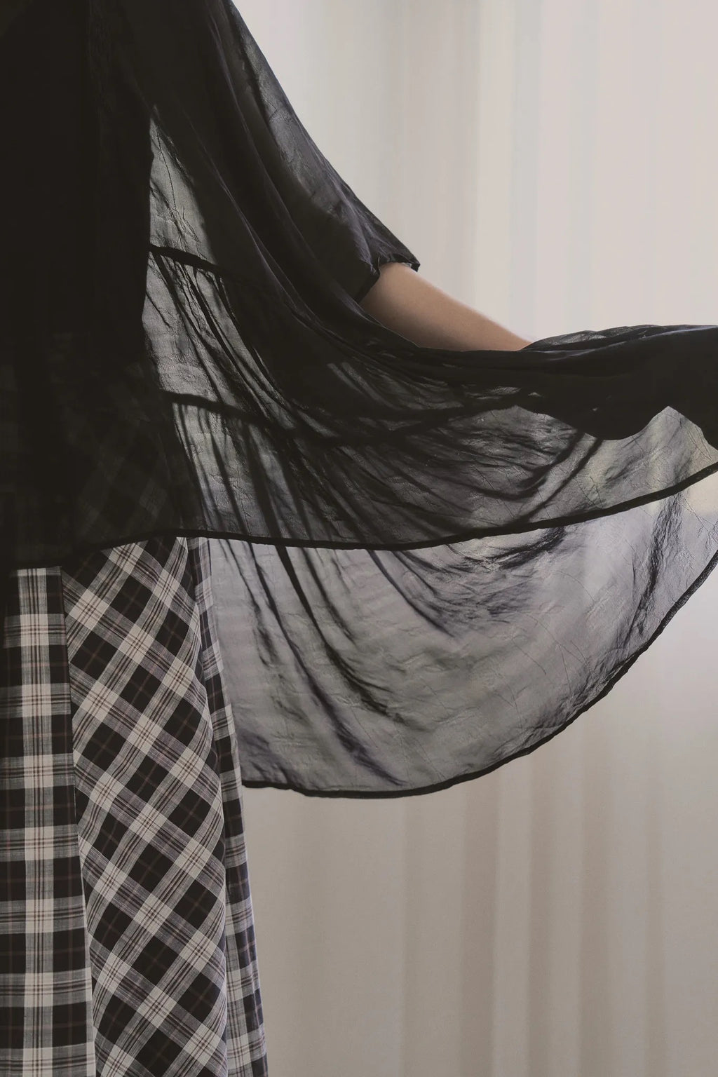 日本薔薇嫘縈花苞後綁帶上衣，透膚涼爽兩側口袋浪漫廓形。 