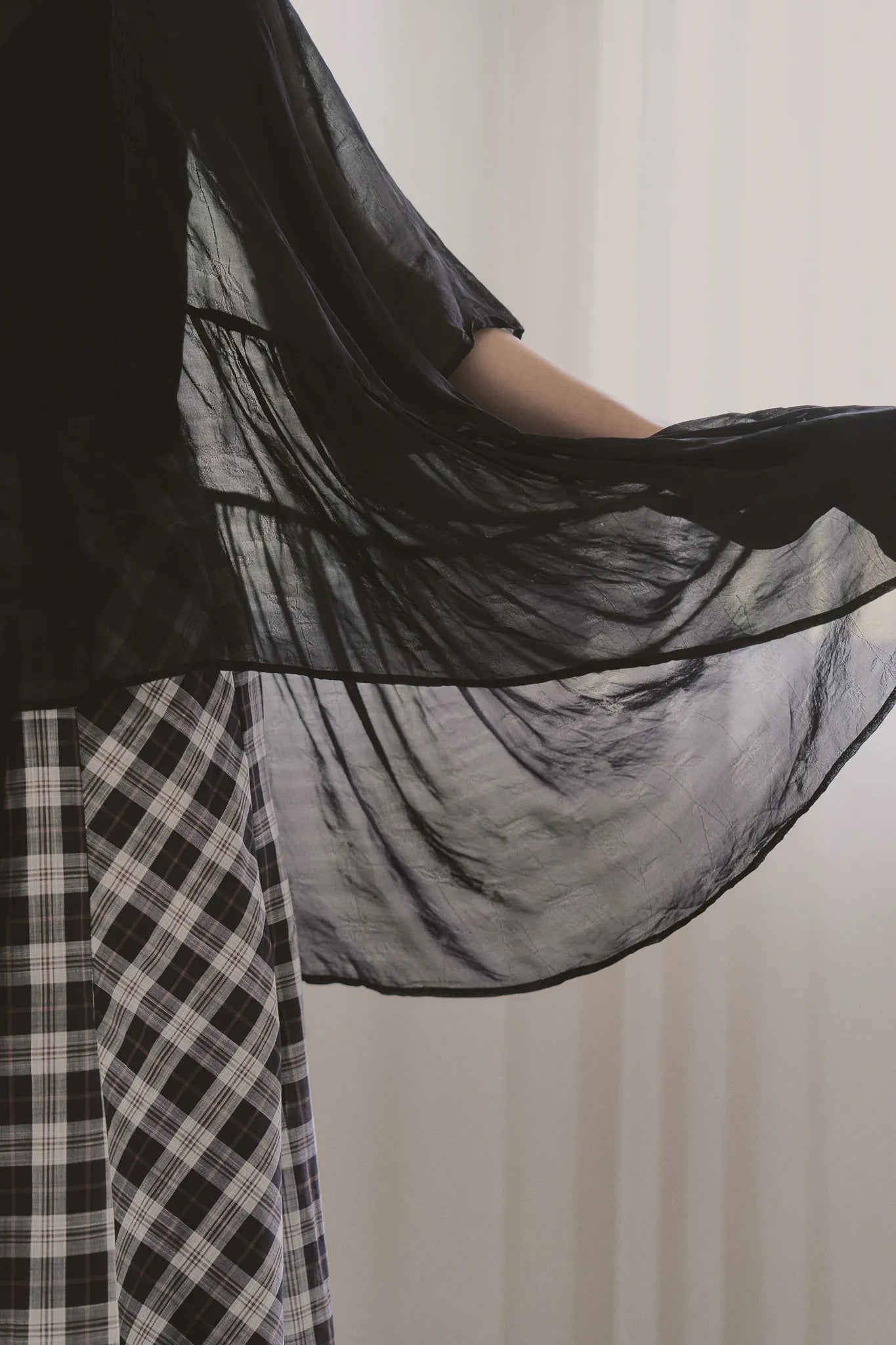 日本薔薇嫘縈花苞後綁帶上衣，透膚涼爽兩側口袋浪漫廓形。 