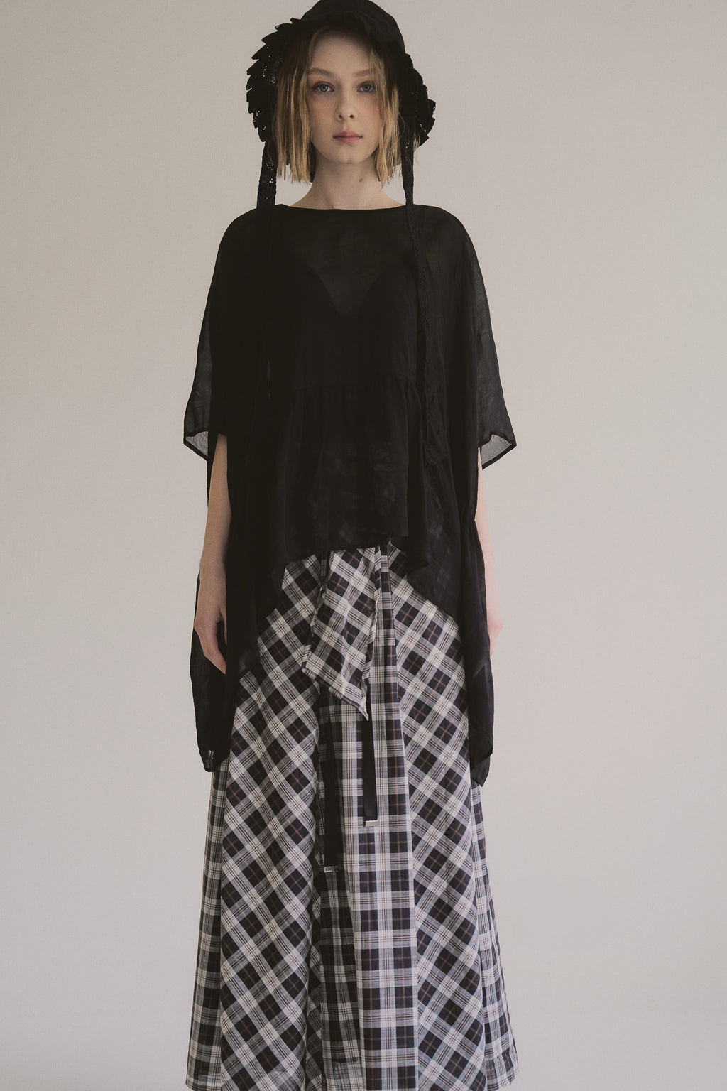 日本薔薇嫘縈花苞後綁帶上衣，透膚涼爽兩側口袋浪漫廓形。 