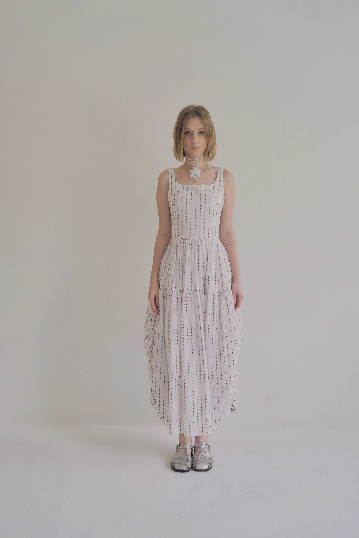 無袖粉色水玉棉洋裝，箱褶裙擺不透膚側拉鍊甜美層次。