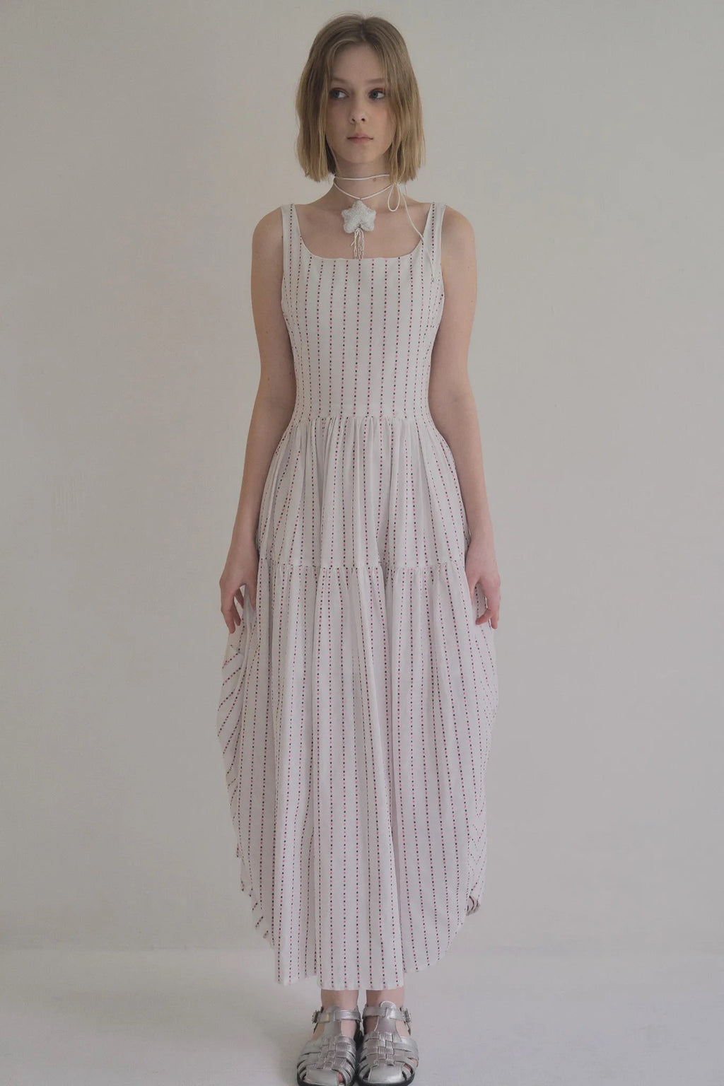 無袖粉色水玉棉洋裝，箱褶裙擺不透膚側拉鍊甜美層次。