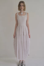 無袖粉色水玉棉洋裝，箱褶裙擺不透膚側拉鍊甜美層次。