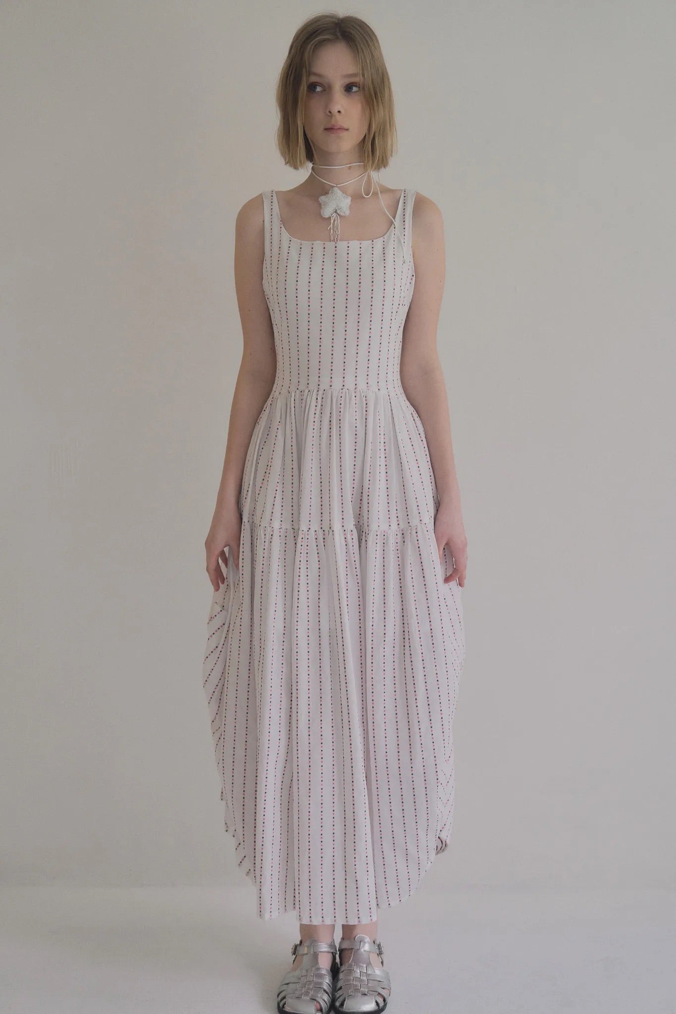 無袖粉色水玉棉洋裝，箱褶裙擺不透膚側拉鍊甜美層次。