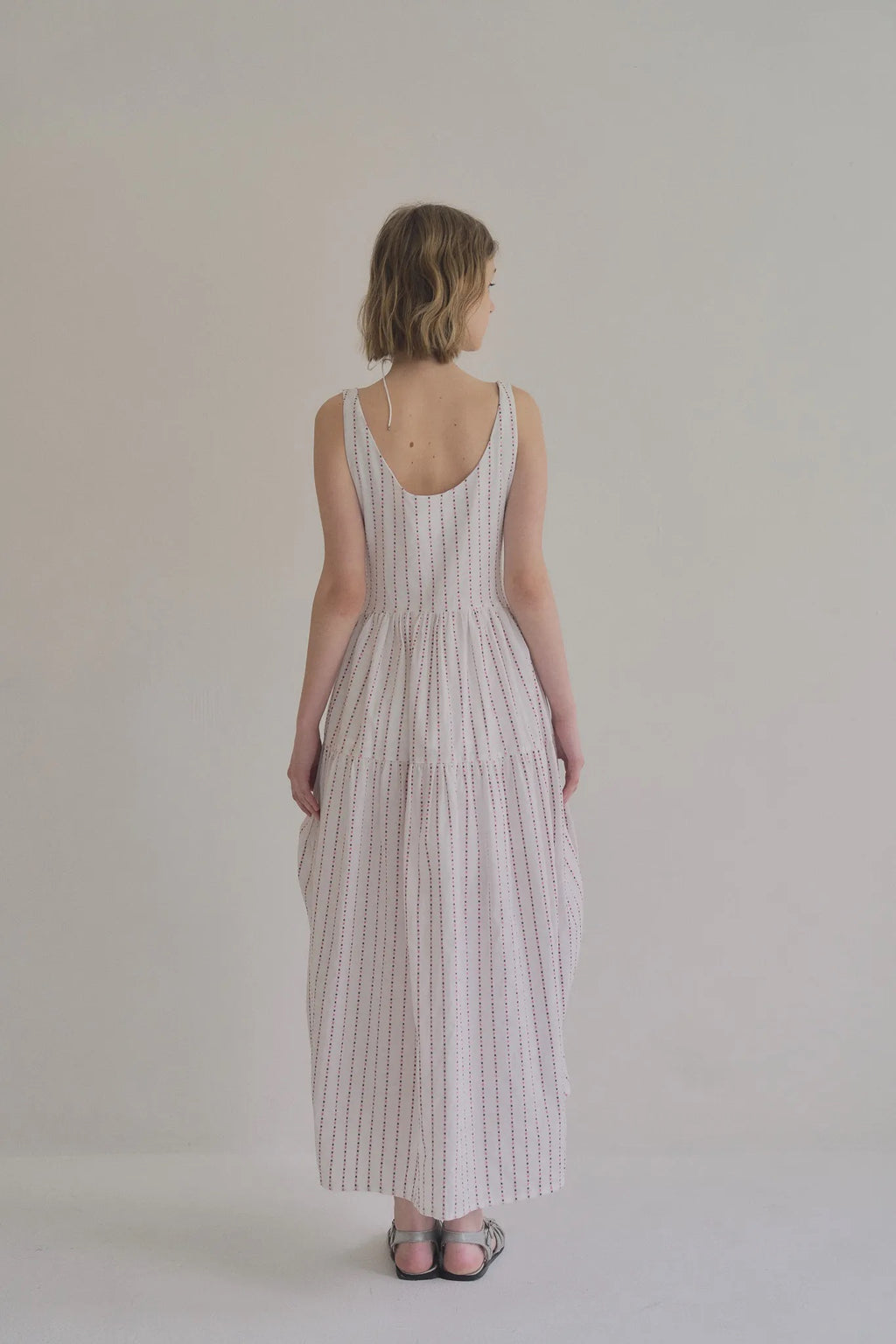 無袖粉色水玉棉洋裝，箱褶裙擺不透膚側拉鍊甜美層次。