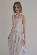 無袖粉色水玉棉洋裝，箱褶裙擺不透膚側拉鍊甜美層次。