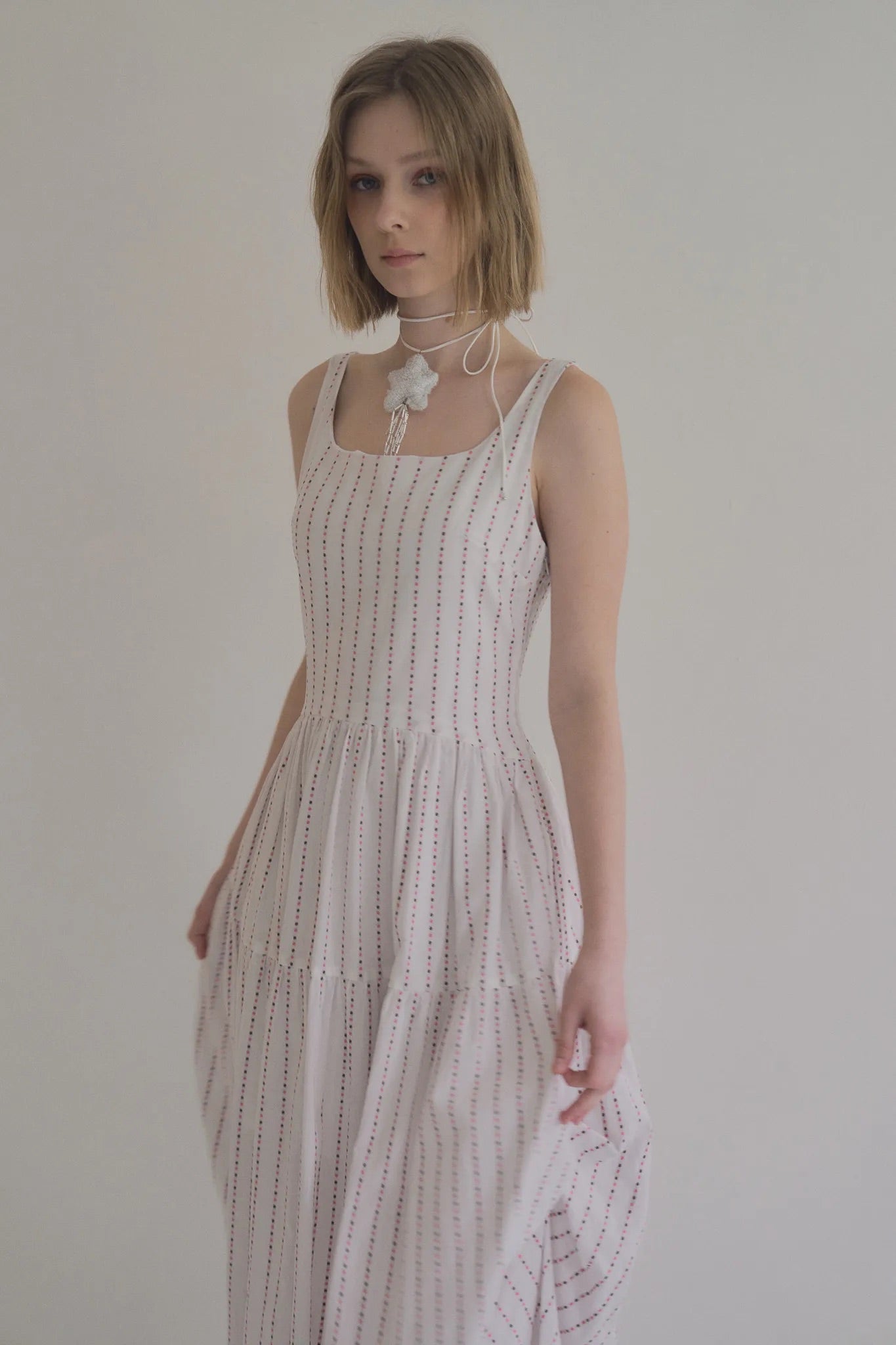 無袖粉色水玉棉洋裝，箱褶裙擺不透膚側拉鍊甜美層次。