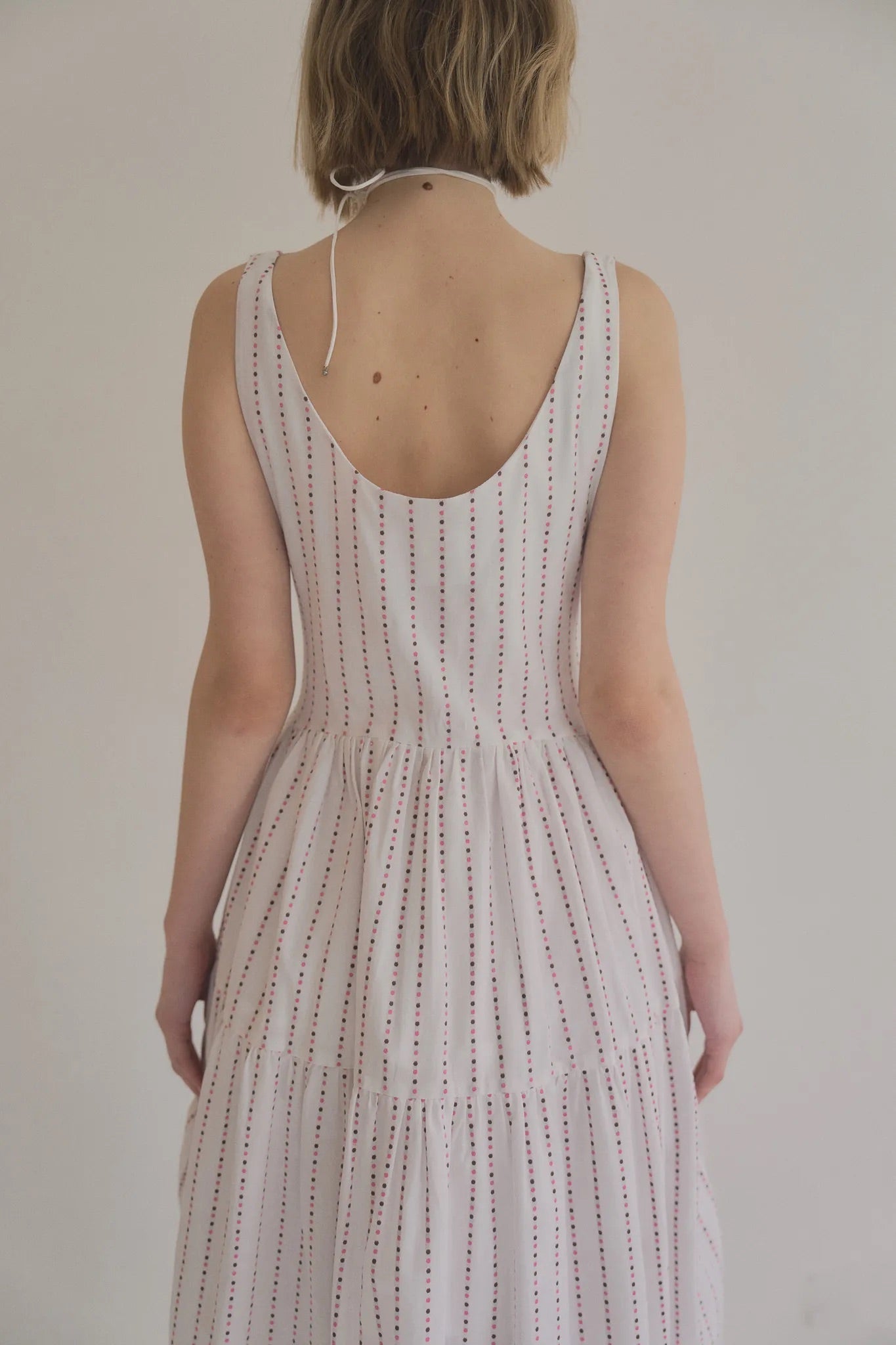 無袖粉色水玉棉洋裝，箱褶裙擺不透膚側拉鍊甜美層次。