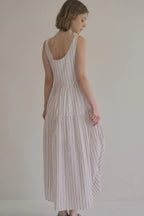 無袖粉色水玉棉洋裝，箱褶裙擺不透膚側拉鍊甜美層次。