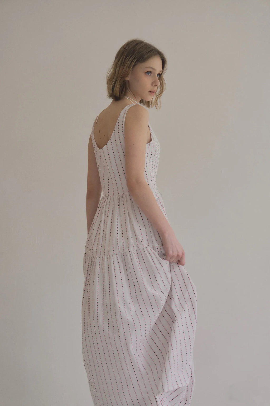 無袖粉色水玉棉洋裝，箱褶裙擺不透膚側拉鍊甜美層次。