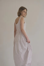 無袖粉色水玉棉洋裝，箱褶裙擺不透膚側拉鍊甜美層次。