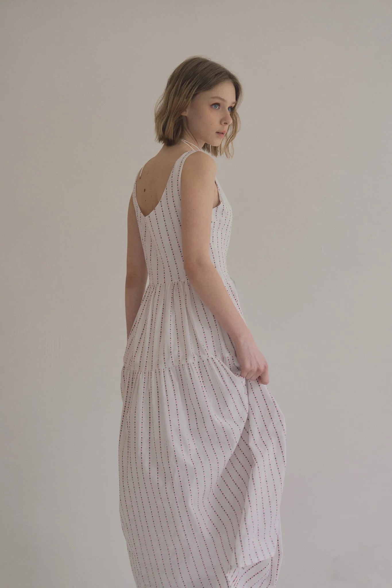 無袖粉色水玉棉洋裝，箱褶裙擺不透膚側拉鍊甜美層次。