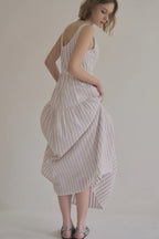 無袖粉色水玉棉洋裝，箱褶裙擺不透膚側拉鍊甜美層次。