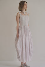 無袖粉色水玉棉洋裝，箱褶裙擺不透膚側拉鍊甜美層次。