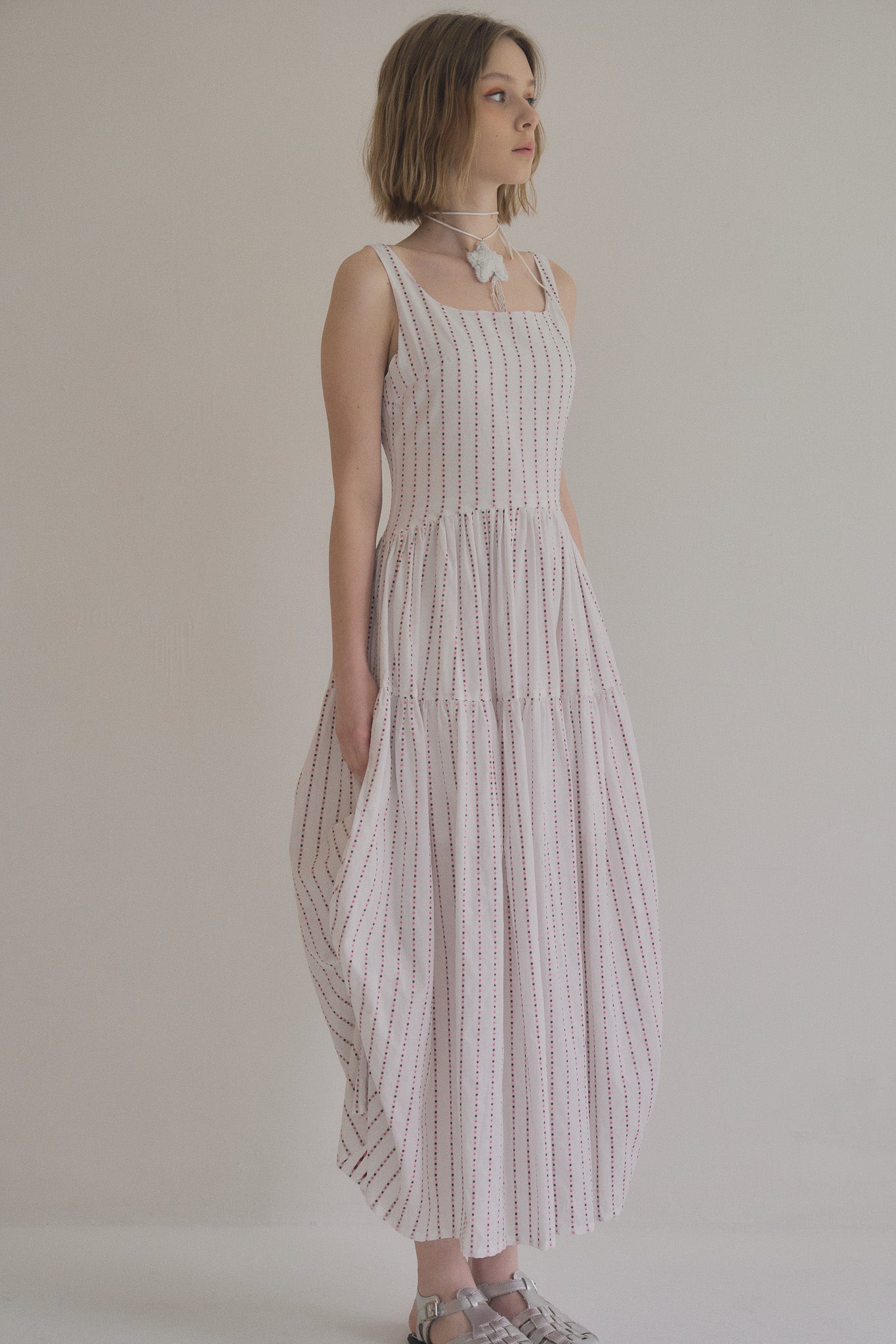 無袖粉色水玉棉洋裝，箱褶裙擺不透膚側拉鍊甜美層次。