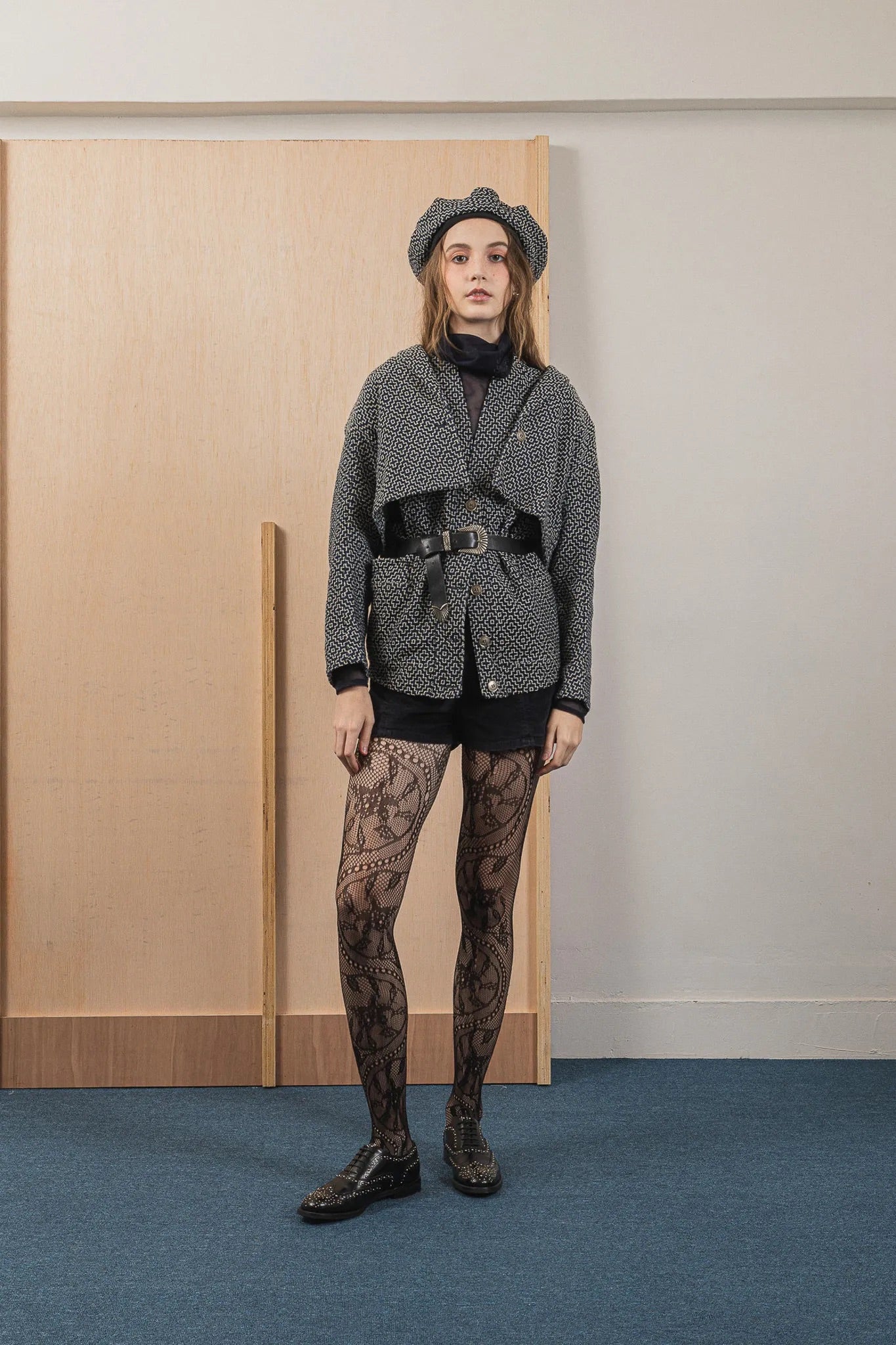 模特兒穿著質感棉質兩件式夾克圖騰背心外套，日式圖騰花紋與立體剪裁展現層次感與秋冬造型。