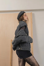 模特兒穿著質感棉質兩件式夾克圖騰背心外套，日式圖騰花紋與立體剪裁展現層次感與秋冬造型。