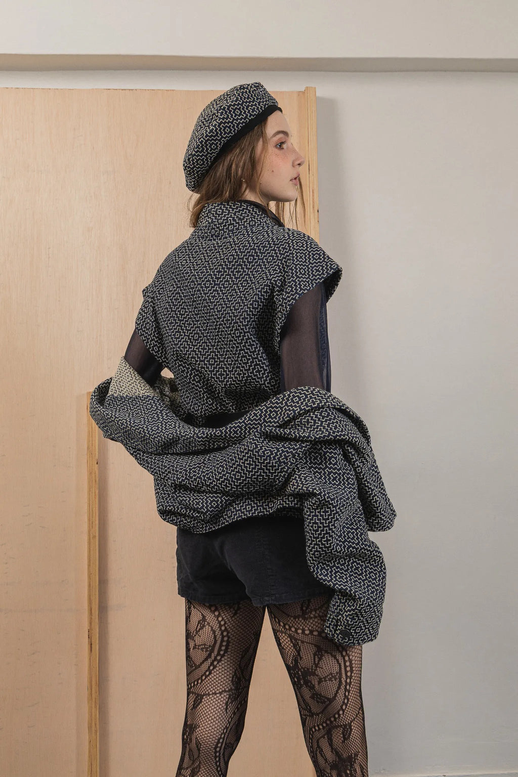 模特兒穿著質感棉質兩件式夾克圖騰背心外套，日式圖騰花紋與立體剪裁展現層次感與秋冬造型。